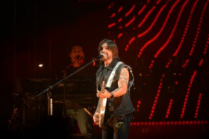 Juanes cerró su show con el emotivo tema 'La luz', que se ha vuelto tendencia en Ecuador debido a los recientes apagones.