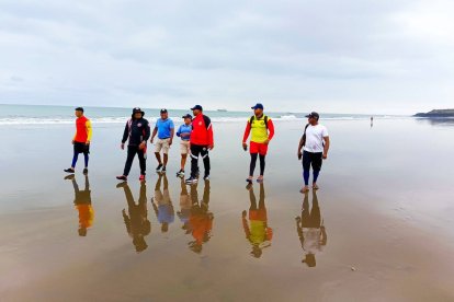 Buzos del Cuerpo de Bomberos empezaron búsquedas en la playa.