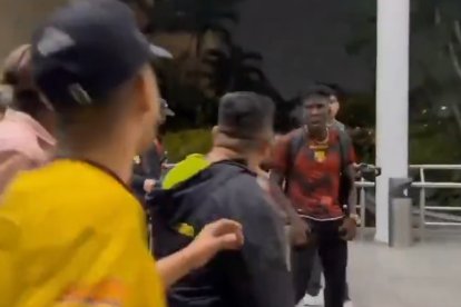 ADONIS PRECIADO E HINCHAS DE BARCELONA AEROPUERTO DE GUAYAQUIL 2024

AG-EXTRA AG-EXPRESO