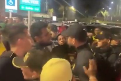 VICTOR MENDOZA E HINCHAS DE BARCELONA AEROPUERTO DE GUAYAQUIL 2024

AG-EXTRA AG-EXPRESO