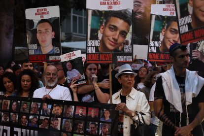 Centenares de israelíes y familiares de los 101 rehenes cautivos en Gaza demandaron este lunes frente a la residencia del primer ministro, Benjamín Netanyahu, y cuando se cumple un año del ataque de Hamás, un acuerdo que libere a sus seres queridos.