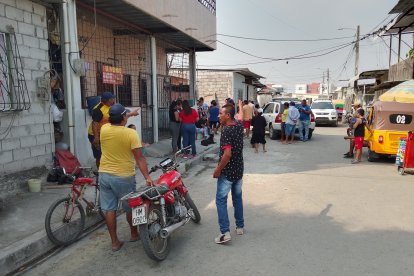 Los lugareños se acercaron a observar qué sucedía.