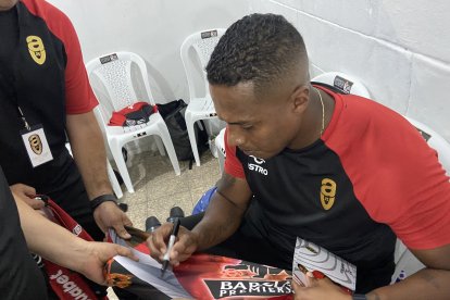 Una camiseta del 
Manchester United, con la foto de Valencia, firmó    el jugador 
en el camerino.