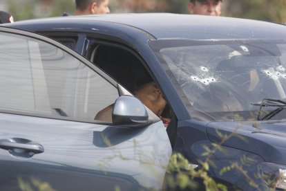 El vehículo fue baleado en el parabrisas y en una de las ventanas delanteras.