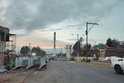 El vehículo iba a tan altos índices de velocidad que desplazó una viga cinco metros de su posición.
