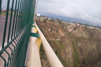 El delincuente amenazaba con lanzarse del puente Chiche si lo intentaban capturar.