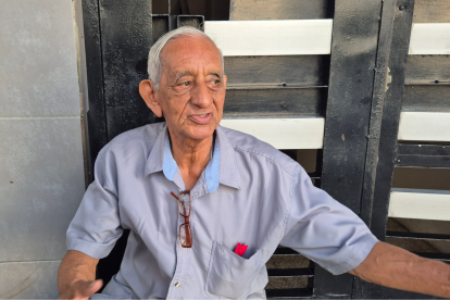 Jorge Villegas es un guayaquileño de cepa, vende sus productos en los pasillos que conducen a una institución financiera del centro de la urbe.