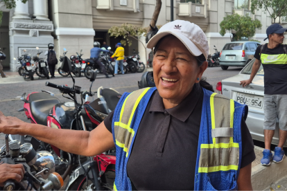 María Pérez cuida carros en la avenida 9 de Octubre, a pocos metros del Malecón 2000.
