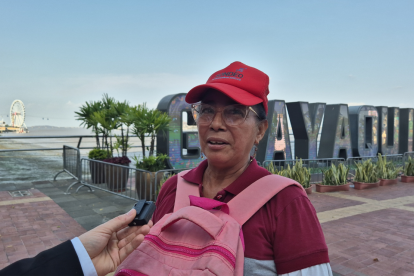 Verónica Ortega es una comerciante informal; destaca que el guayaquileño es trabajador.