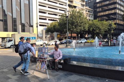 Marcos Izurieta lleva 40 años tomando fotografías a residentes y turistas en la Plaza San Francisco.