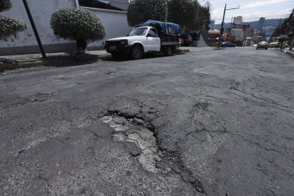 Las grietas se extienden y forman baches en esta importante vía.