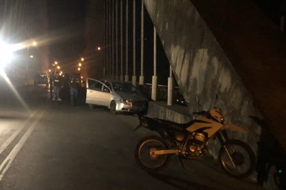 Las víctimas iban a bordo de este automóvil, que terminó estrellado contra el puente.