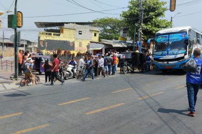 Algunos negocios de la localidad no operaron. Sus propietarios estaban atemorizados.