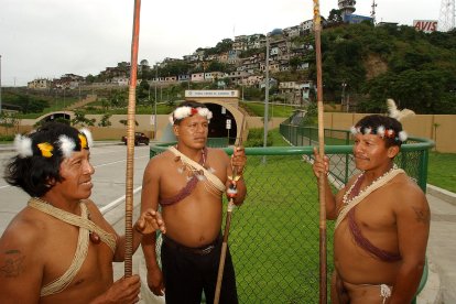 Los Huaoranis en pleno Guayaquil con sus trajes.