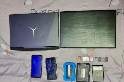 Computadoras y varios celulares fueron decomisados por las autoridades.
