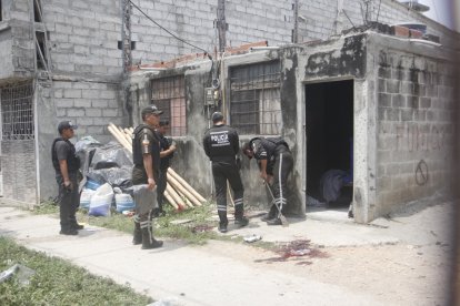 Agentes de Criminalística hicieron pequeños hoyos en la pared frontal de la vivienda.