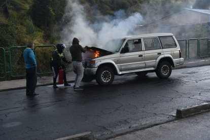 Mientras intentaban sacar un carro de la quebrada, otro se comenzó a incendiar en la vía.