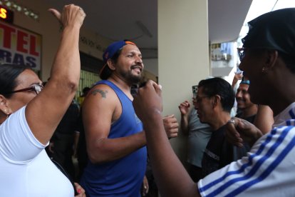 'Cangrejo’ deteniendo al suicida y siendo aclamado en el barrio por su valor y heroismo.