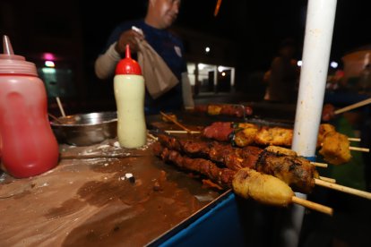 Los chuzos son apetecidos por su buen sabor, su precio y porque se los puede comer al ‘vuelo’.