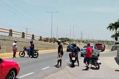 Testigos esperaron hasta que llegara la ambulancia.