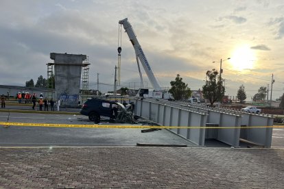 El vehículo iba a tal velocidad que movió esta viga unos cinco metros.