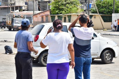 El padre de Arce Salazar (der.) evitó comentar sobre lo sucedido. Él estaba consternado.
