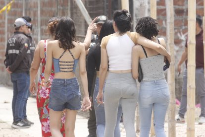 Familiares de los fallecidos lloran desconsolados.