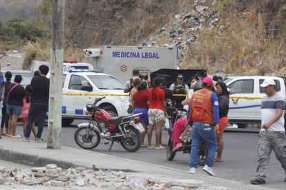 Varios curiosos en el cerro Las Cabras, lugar donde fue encontrado el cuerpo de un hombre desmembrado.