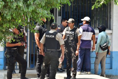 La policía acordonó la escenas del crimen para recabar evidencias.