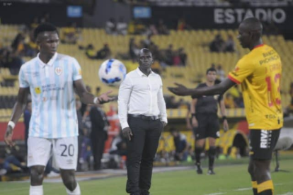 Segundo Alejandro Castillo (c) dirigiendo a Barcelona de manera interina