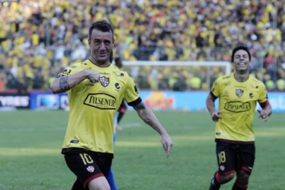 Damián Díaz junto a Matías Oyola (d) festejan un gol con Barcelona SC