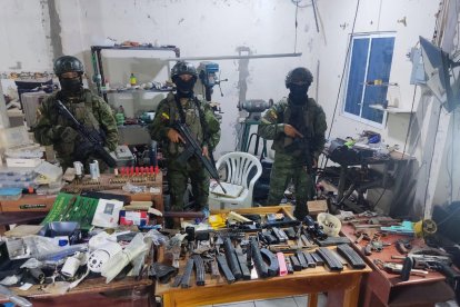 La Policía incauta arsenal de armas en Portoviejo.
