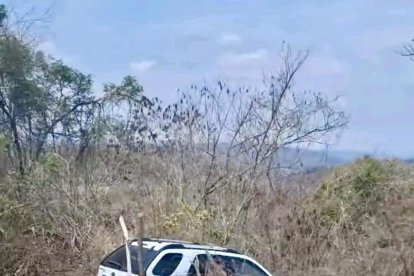 En la vía Cuatro Esquinas-Zapallo hallaron la osamenta de una mujer.