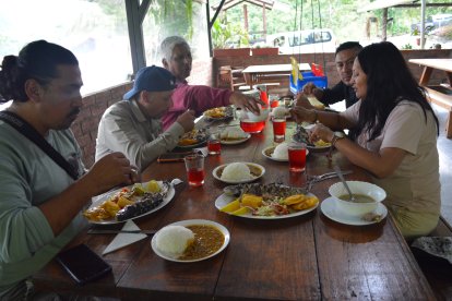 Los visitantes no se pierden las delicias que ofrecen en Río Negro.