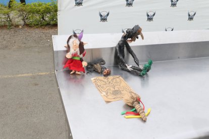 Objetos relacionados a la narcocultura fueron hallados en las viviendas allanadas.