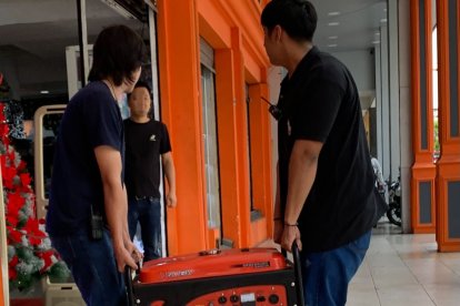 Varios negocios cercanos al local de Pedro Sánchez tienen generadores eléctricos.