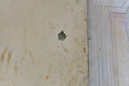 En las paredes se evidencias las huellas del ataque.