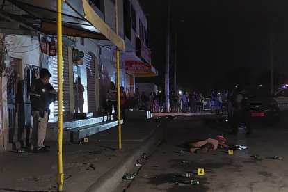 Las víctimas estaban afuera de una licorería.