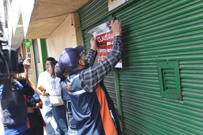 En total se han clausurado 10 lavadoras de carros, pero la gente reincide.