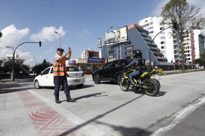 Pablo Aníbal Dueñas ayuda a parquear carros, pero cuando no hay luz también dirige el tránsito.