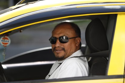 Jorge Torres, taxista de profesión, cuenta sobre cómo le afecta esta crisis energética.