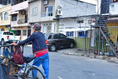 Varios impactos de bala quedaron en la puerta y la pared de la casa.