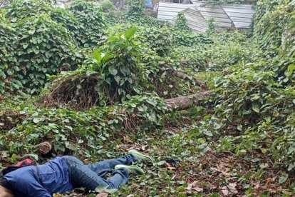 En un terreno, sobre la maleza, quedó inerte  José Enrique Valarezo Barbera, de 43 años.