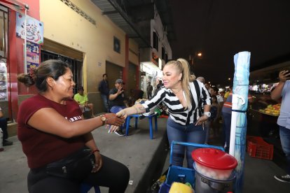 Sus vecinos, también sus radioescuchas, la reconocen de inmediato cuando la ven.