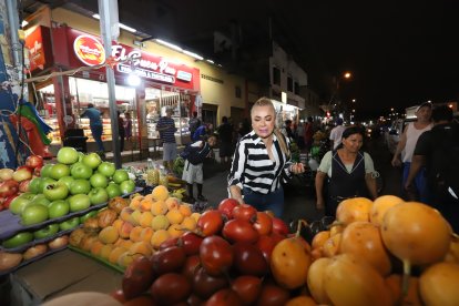 Loren Cedeño mientras compraba frutas en su barrio, donde es bien conocida.