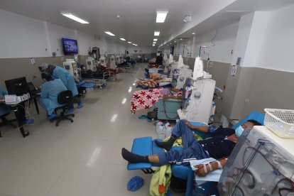 Pacientes de diálisis afirman que el número de sesiones y su duración se han reducido.