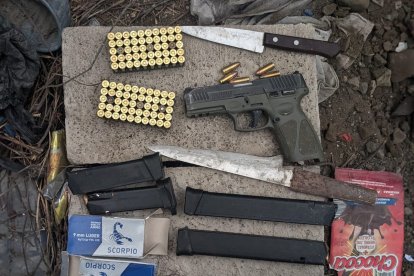 Entre las evidencias constan municiones y armas.