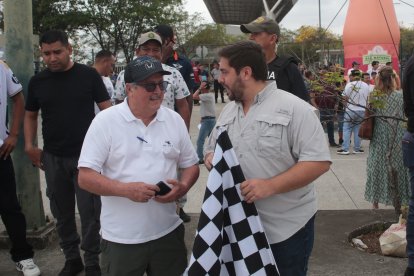 El Dr. Roberto Gilbert y el Gobernador del Guayas, Vicente Auad en la partida.