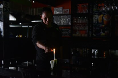 Las cafeterías y bares de la zona recurren a la luz de celular o a las velas.