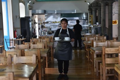 En los locales del centro, es evidente la falta de clientela. Algunos han tenido que bajar los precios.